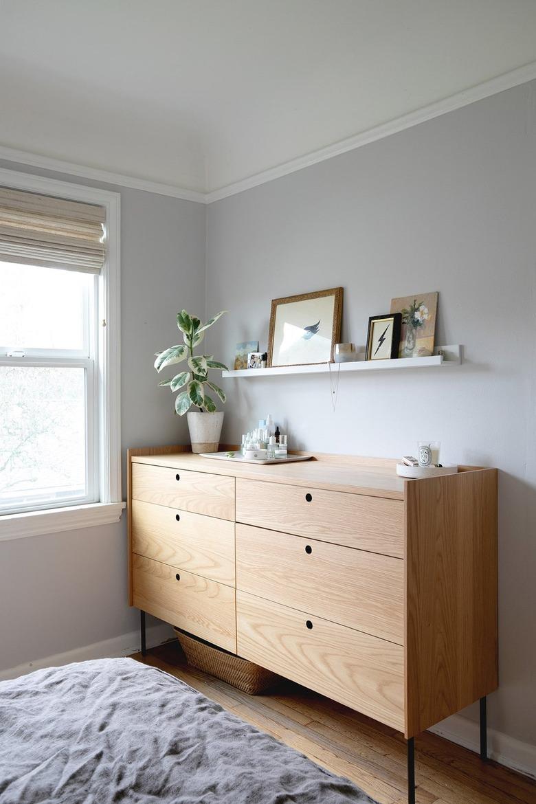 small bedroom storage idea: floating shelf