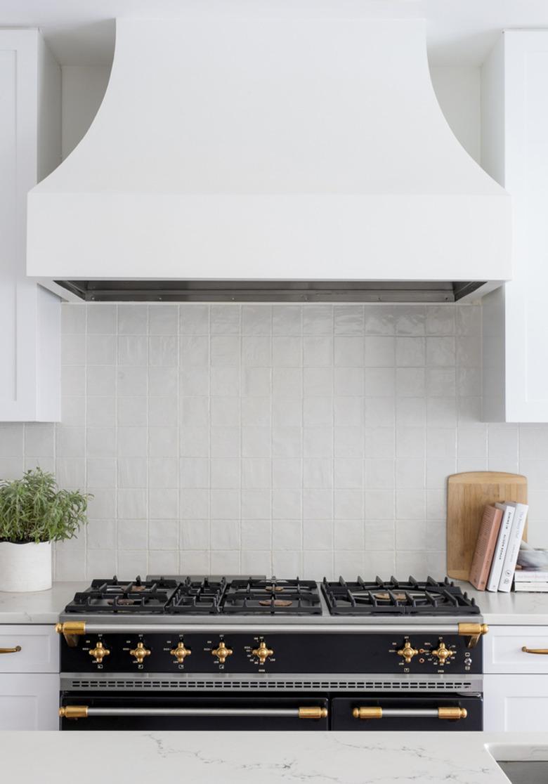 white kitchen backsplash idea with tile