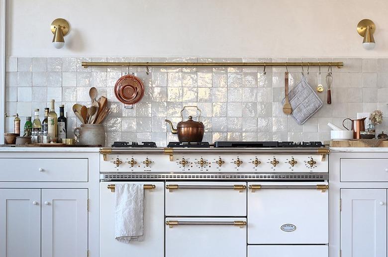 cottage inspired kitchen with glossy backsplash