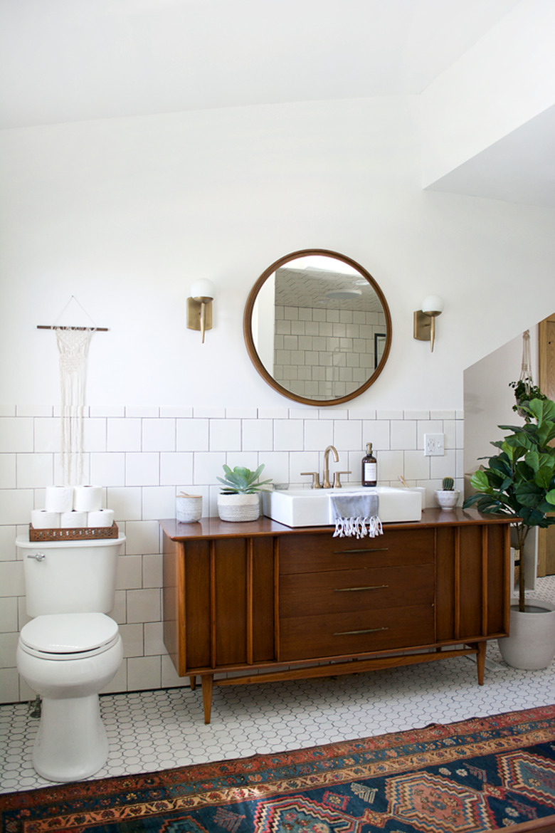 midcentury apartment bathroom idea with vintage vanity