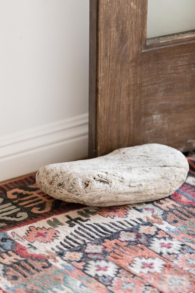 pink patterned rug against gray wall