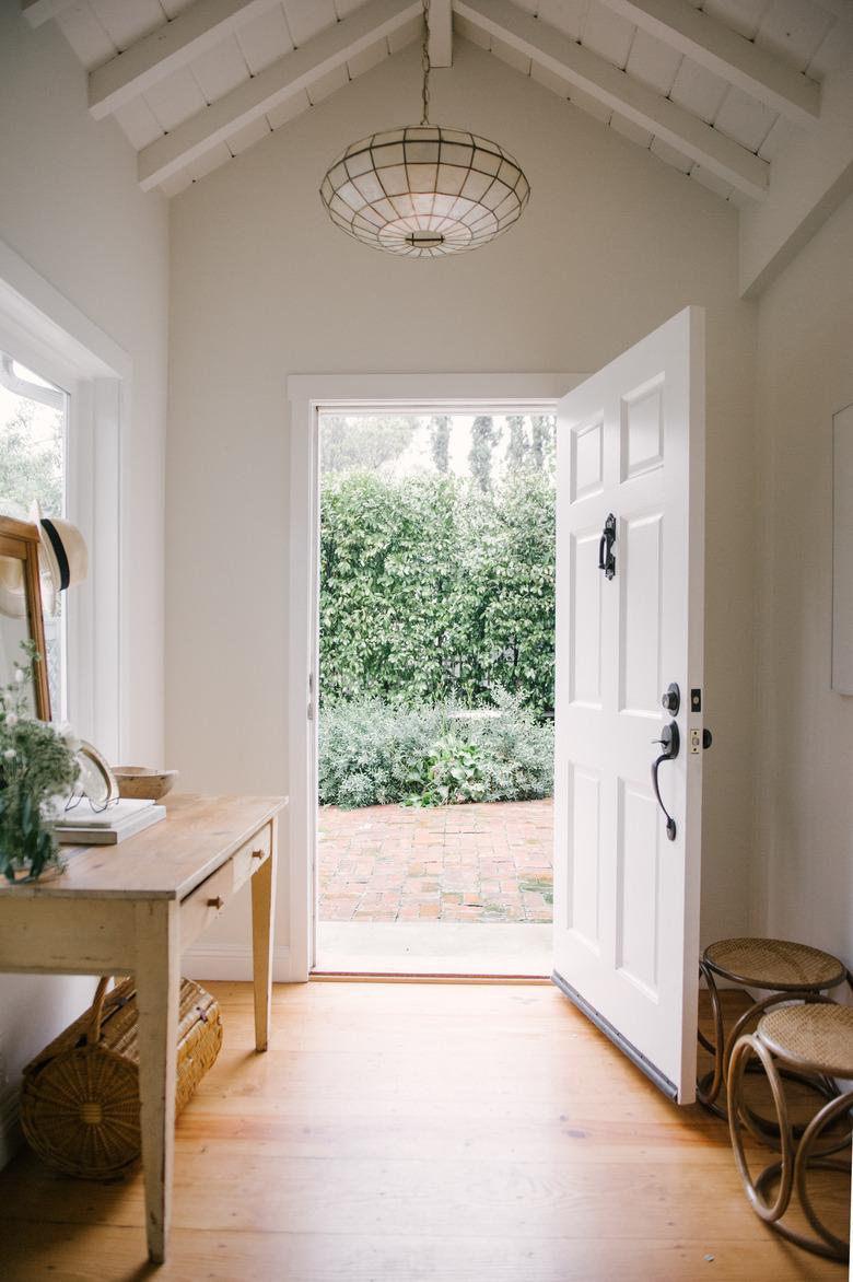 Contemporary foyer lighting designed by JDP Interiors