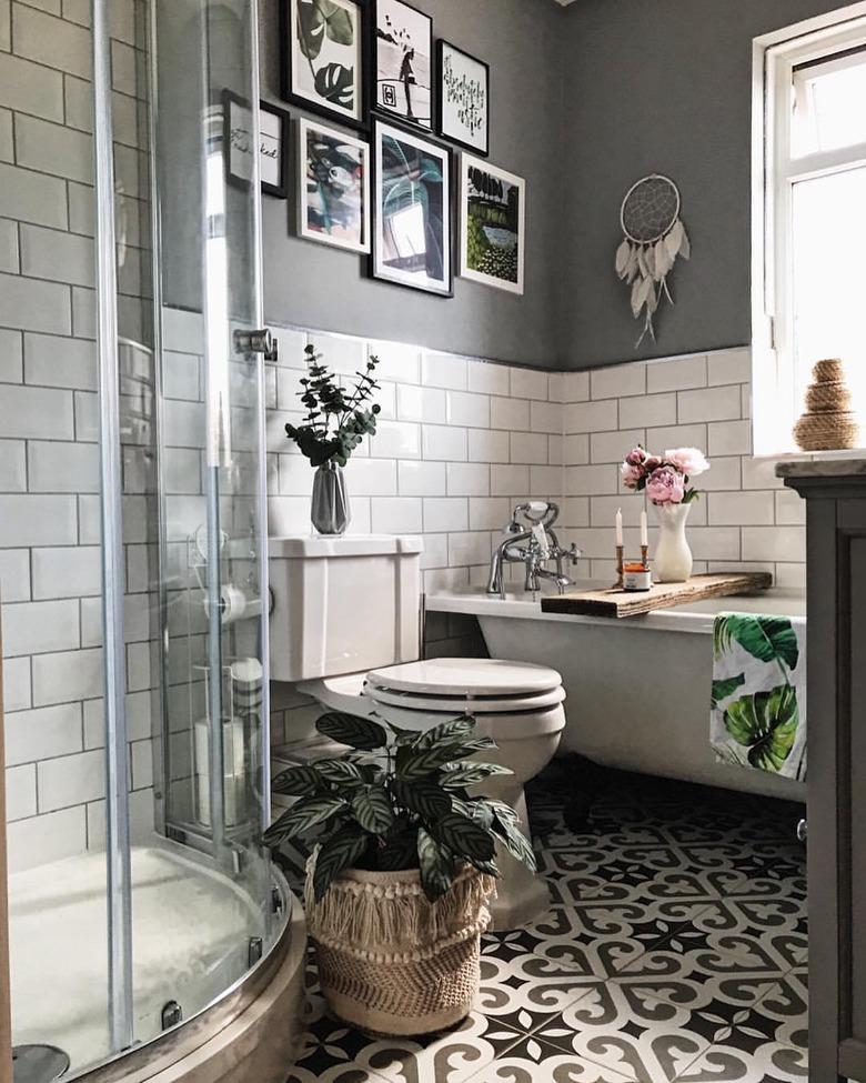 Corner shower with a rounded shape and clear glass