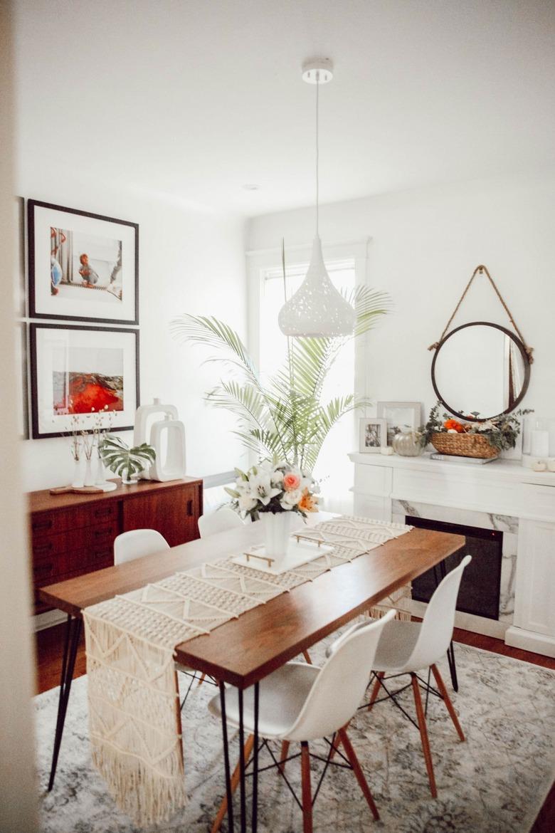 midcentury dining room idea with macrame table runner