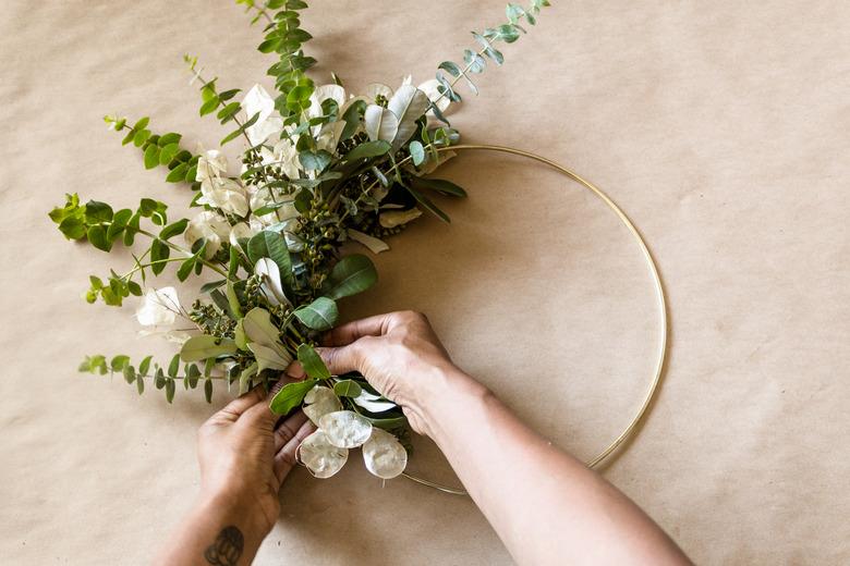 Farmhouse DIY idea with eucalyptus gold hoop wreath