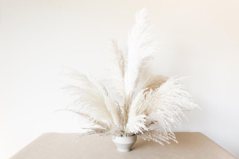 DIY pampas grass farmhouse table centerpiece idea