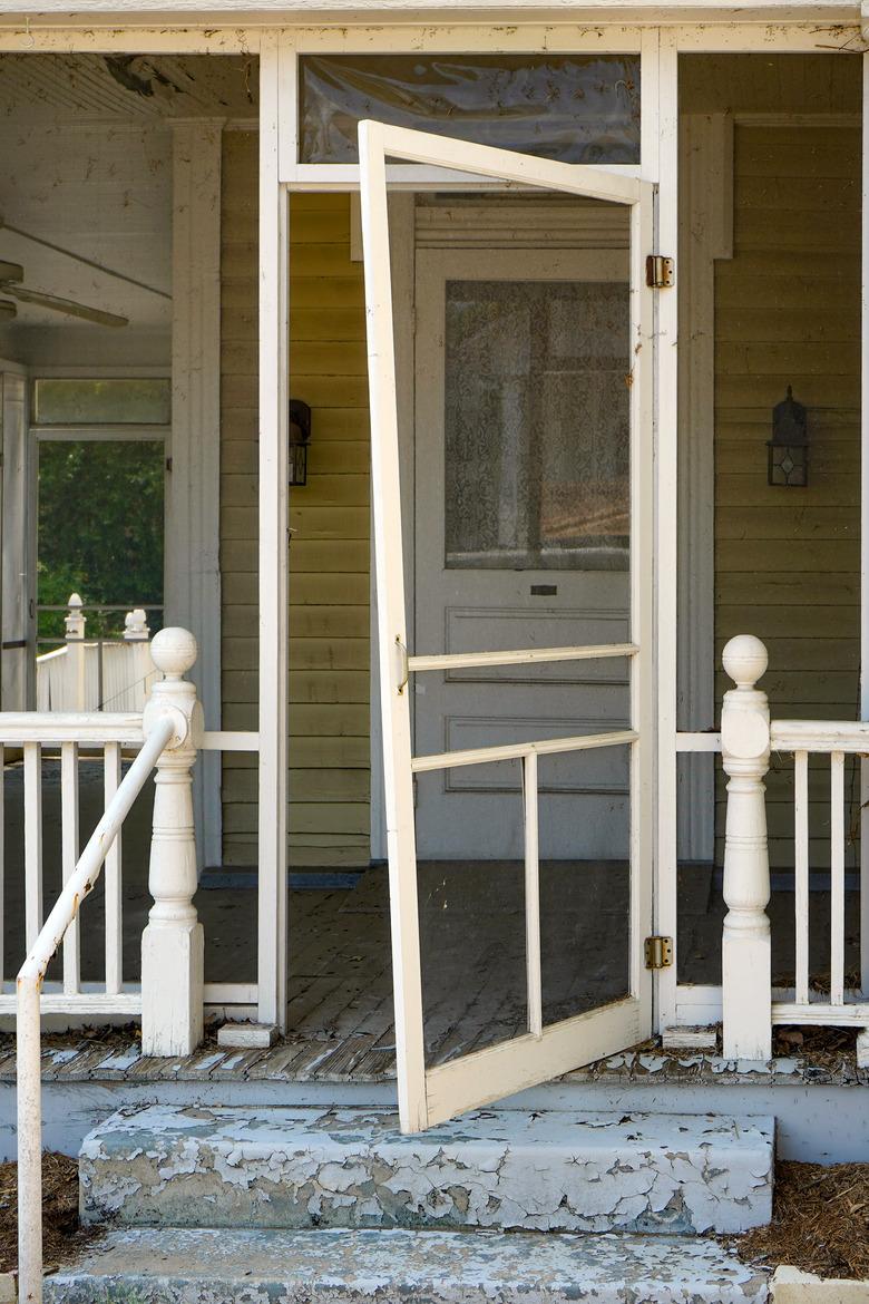 Creaking screen door