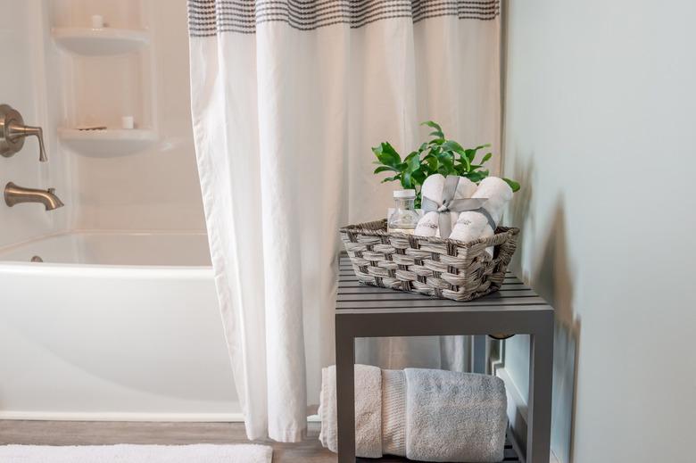 Clean modern bathroom decorated in gray and whir