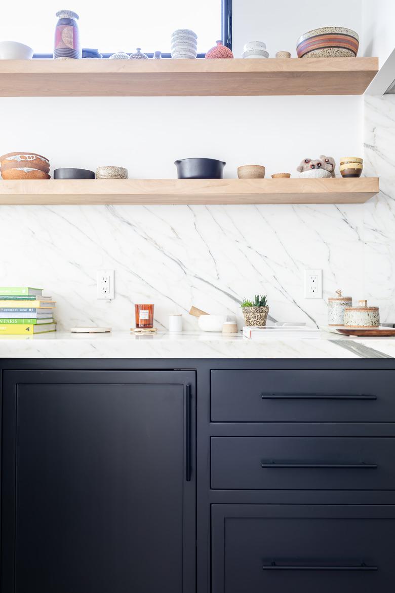 how to organize kitchen cabinet with open shelves