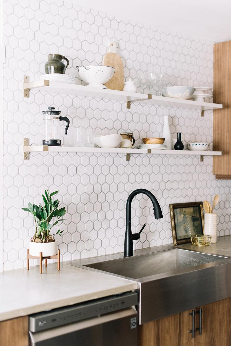 modern kitchen backsplash with white hex tile