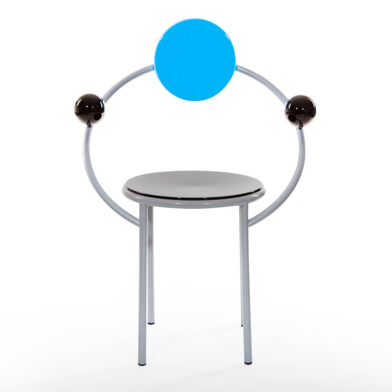 chair with two black dots on either and one blue dot in the center, designed by Michele de Lucchi