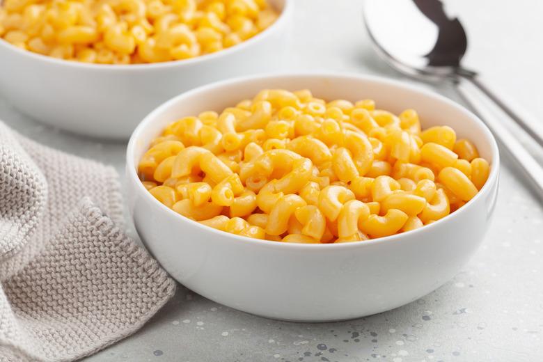 American creamy macaroni and cheese pasta