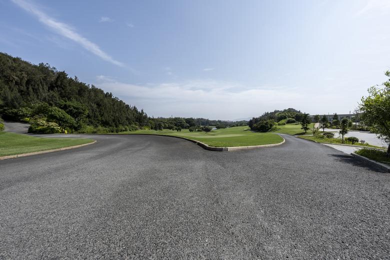 The tarmac road by the golf course