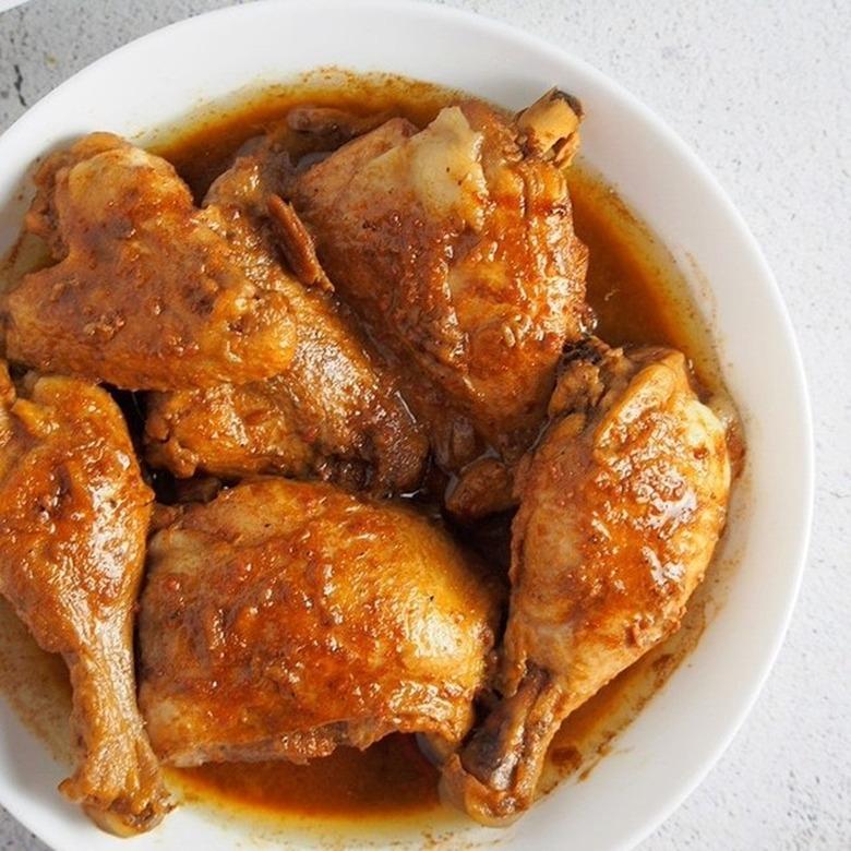 Kawaling Pinoy Chicken Adobo in white bowl