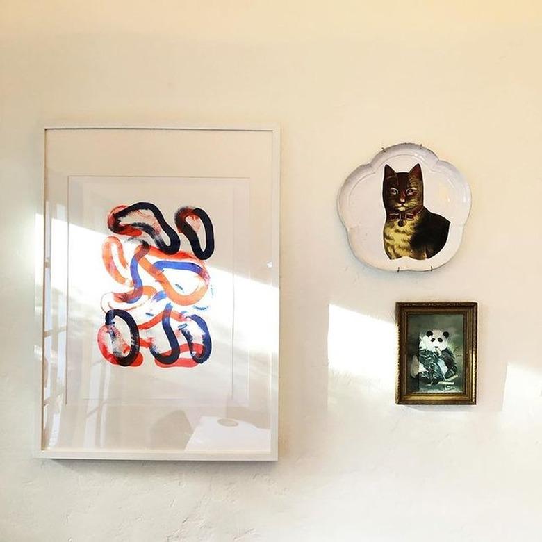 cat plate on wall with panda art