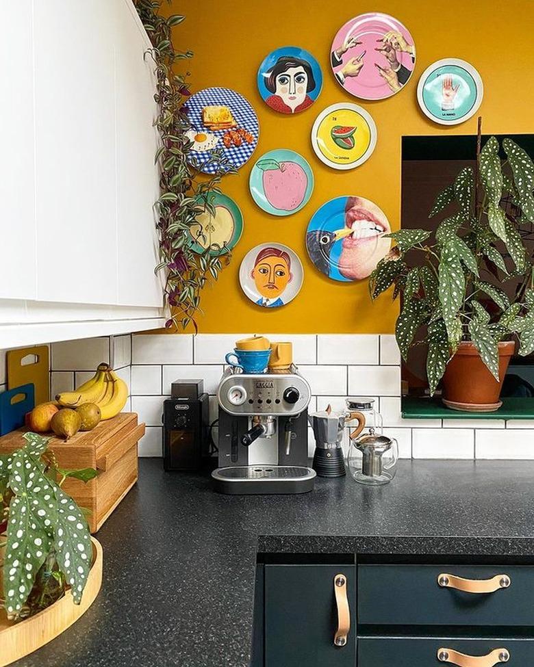 decorative plates in kitchen