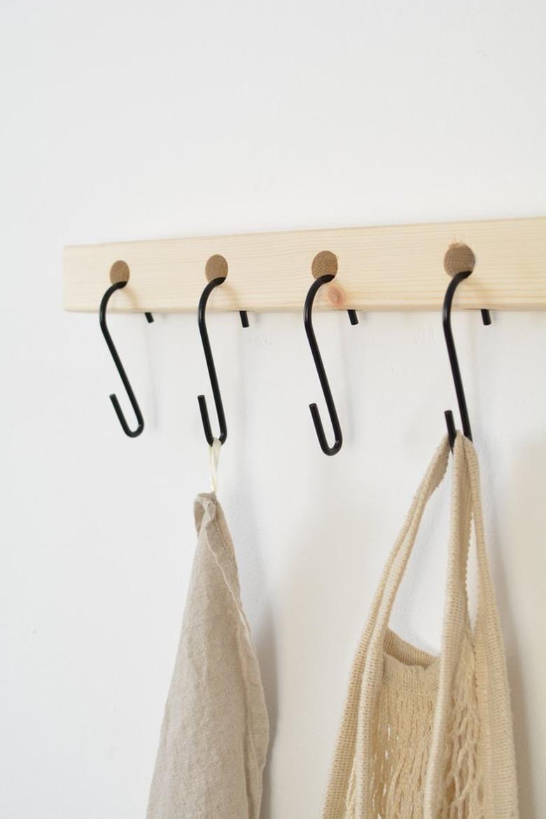 DIY bedroom idea S-Hook shelf