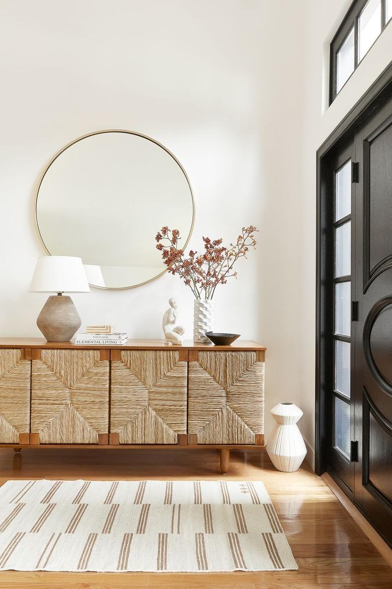 Traditional entryway table in teak and natural handwoven details