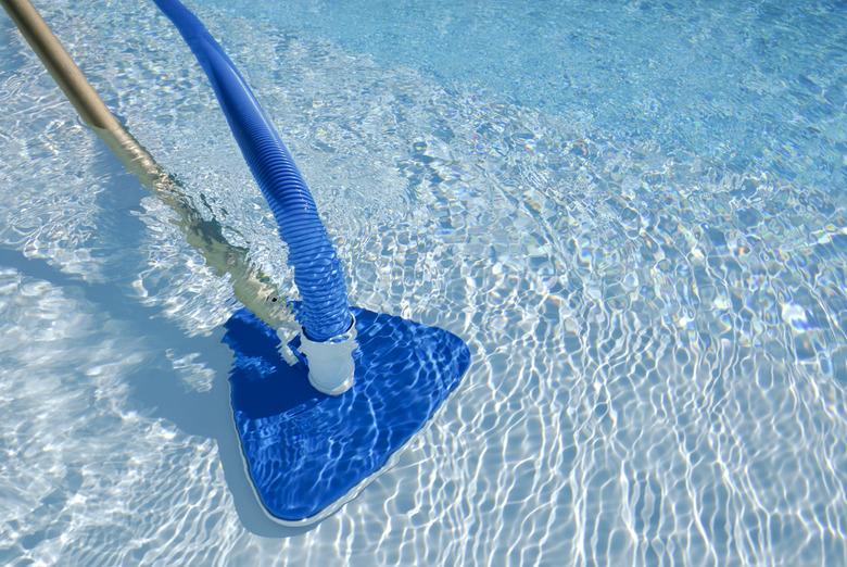 Pool cleaning in operation in a swimming pool