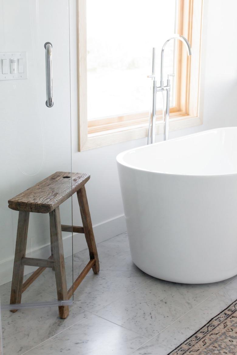 white freestanding bathtub