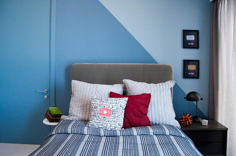 blue color block bedroom