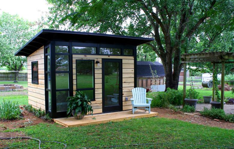 Contemporary shed with wood and black details and windows