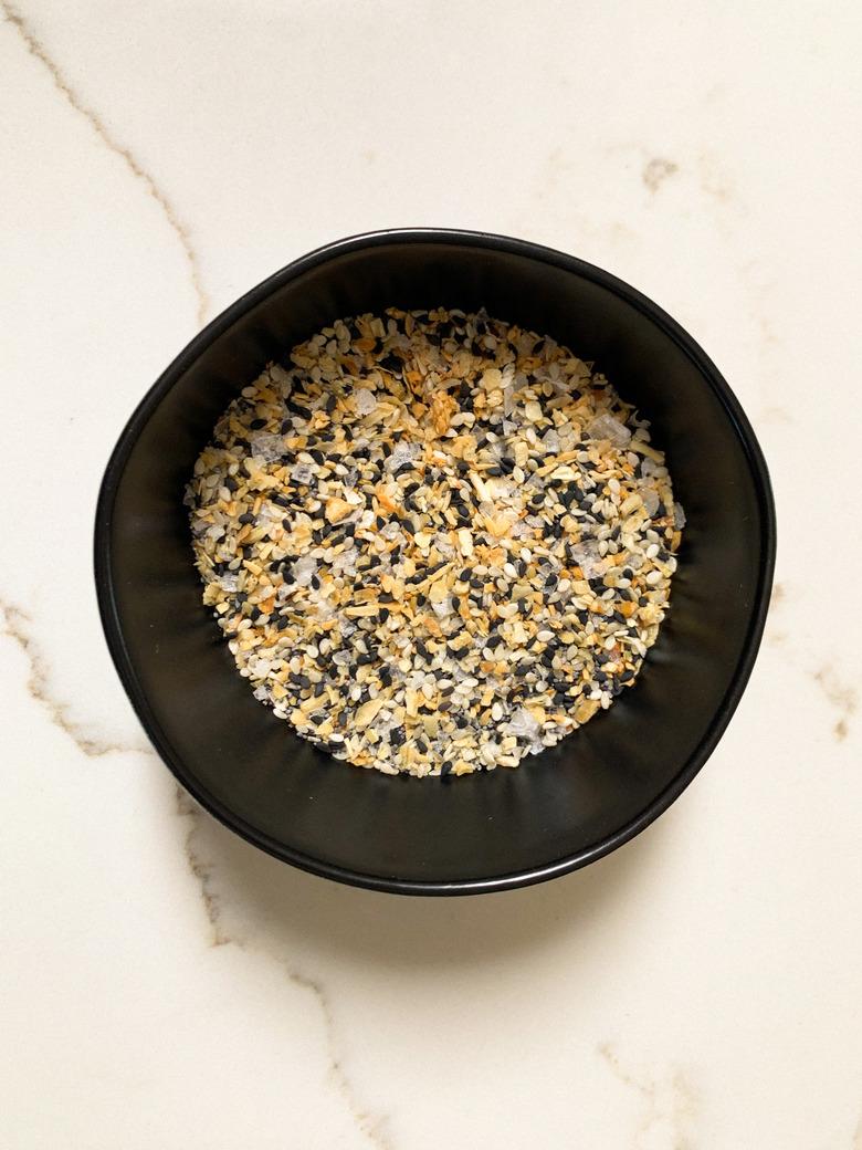 Everything Bagel Spice blend in black bowl