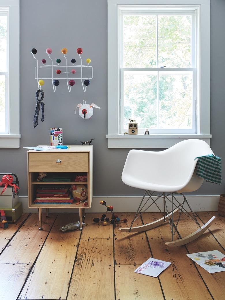 midcentury kids bedroom idea with Eames rocking chair