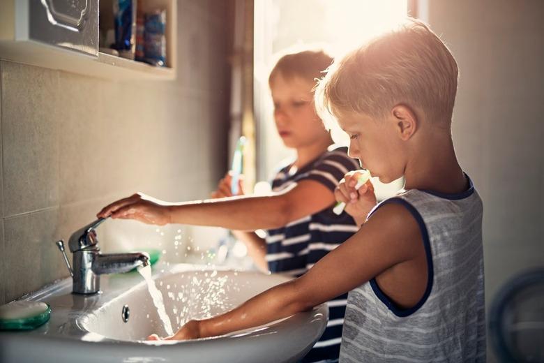 kids brushing teeth