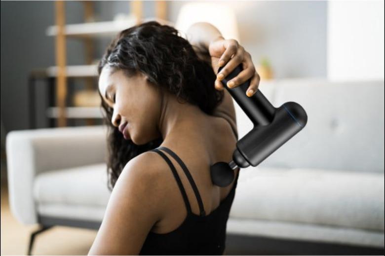 woman using iLive Personal Handheld Massager on back