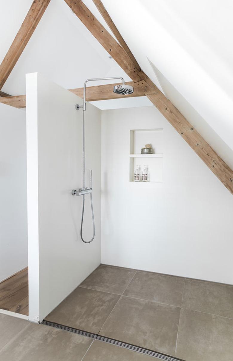 open shower in difficult space with partition wall