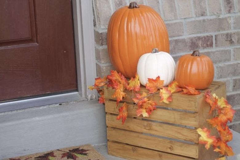 https://thecraftingchicks.com/fall-porch-ideas-for-small-porches/?crlt.pid=camp.zlzRshUkRsZP