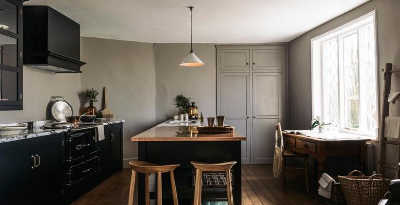 traditional kitchen lighting with pendant over island