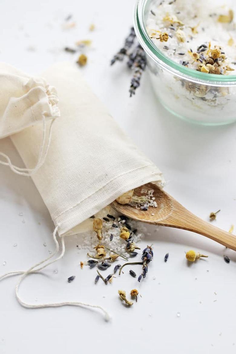 DIY tea bag for your bathtub