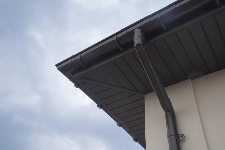 Plastic gutter system