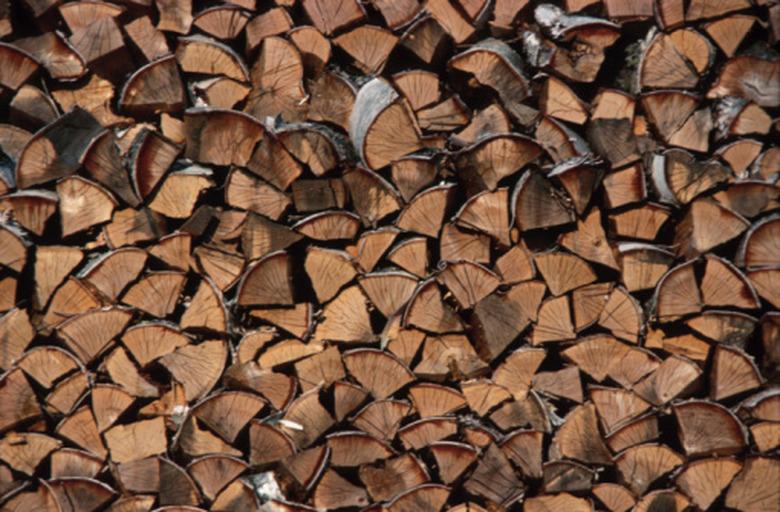 What Does a Cord of Wood Weigh?