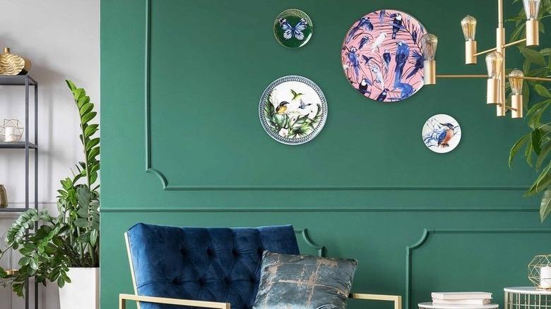 green walls with different sizes wall plates