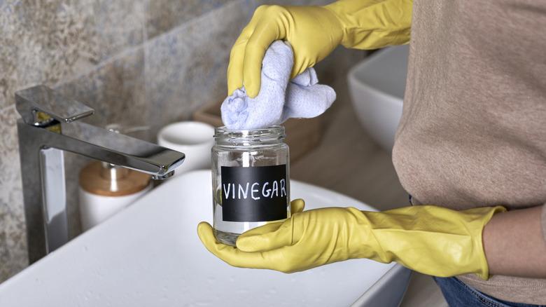 Cleaning bathroom with vinegar