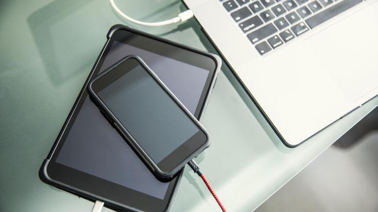 Mobile devices and laptop charging on office desk
