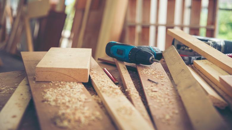 Pieces of wood and carpentry tools in a pile