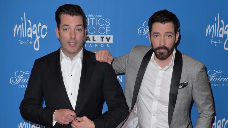 close up of Jonathan and Drew Scott at an event