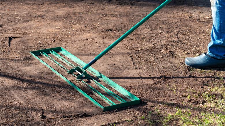 Aggtressively leveling worked soil with a lawn-leveling rake