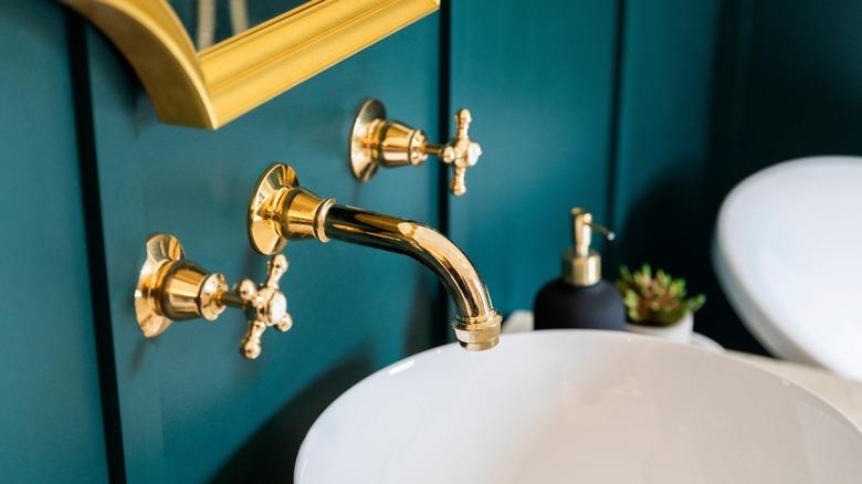 wall mounted brass bath faucet